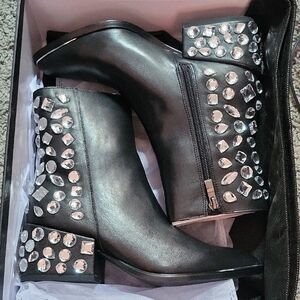 YRU Moonstone Booties Womens 6